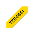 TZe-S651 Nhãn siêu dính, chữ đen trên nền vàng 24 mm